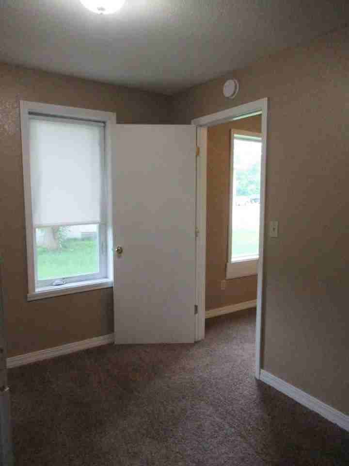 1320 Oak St - Photo 7 of 11