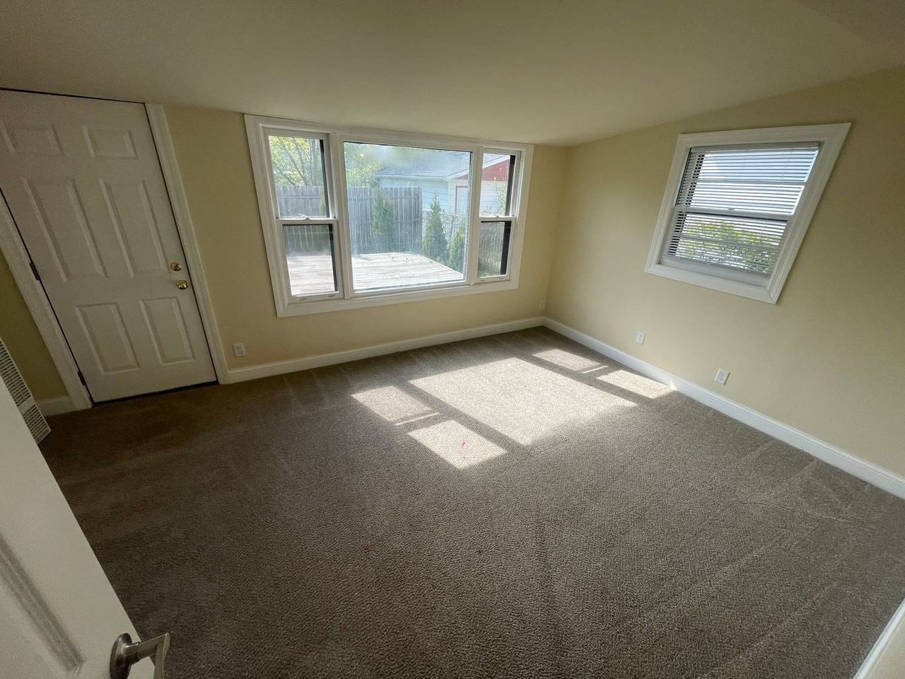 6091 N 39th St - Photo 2 of 14