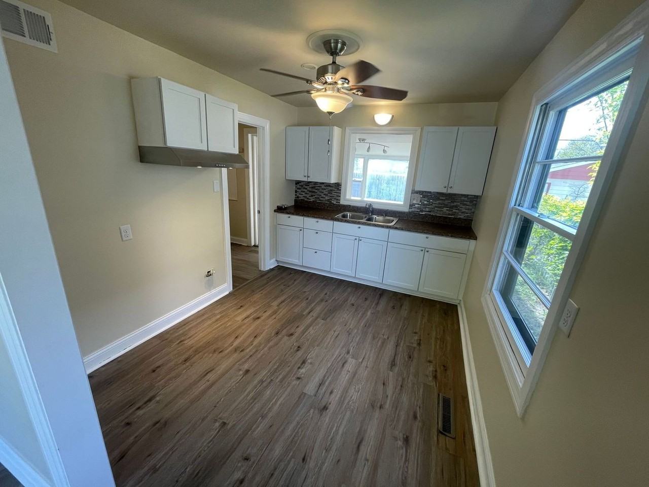 6091 N 39th St - Photo 4 of 14