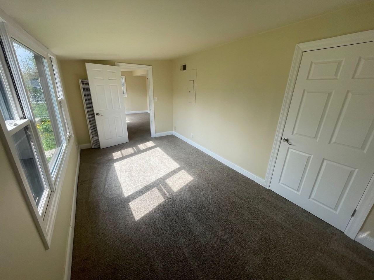 6091 N 39th St - Photo 6 of 14
