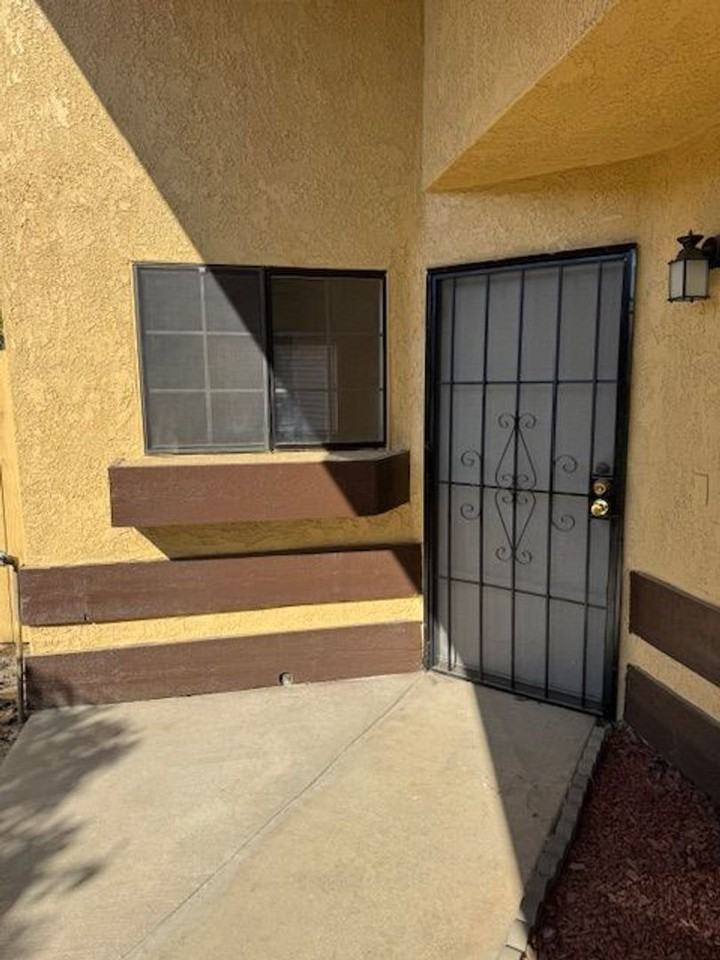 1116 Adelaide Ave - Photo 3 of 11