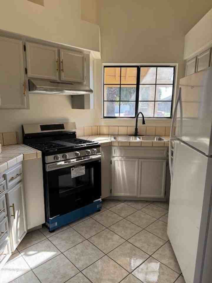 1116 Adelaide Ave - Photo 4 of 11