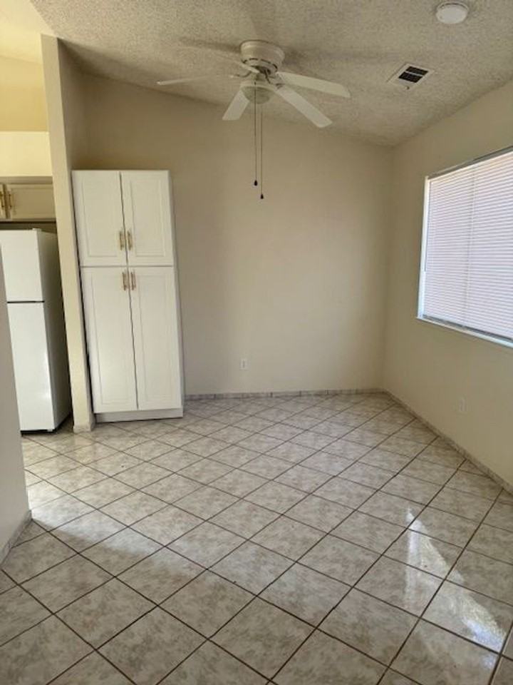 1116 Adelaide Ave - Photo 5 of 11