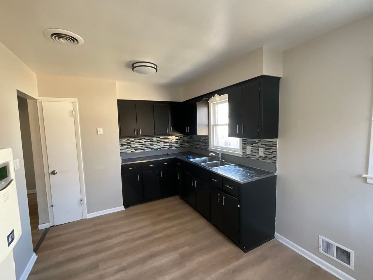4334 W Eggert Pl - Photo 3 of 10