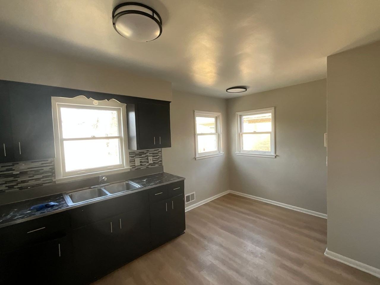 4334 W Eggert Pl - Photo 4 of 10