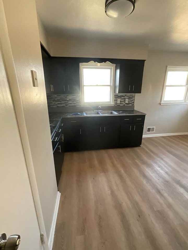 4334 W Eggert Pl - Photo 5 of 10