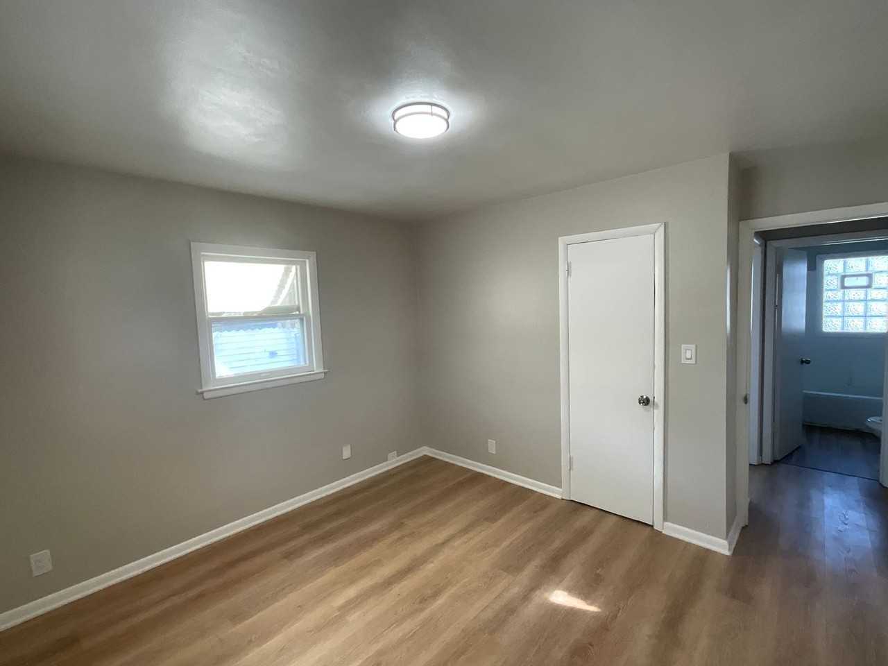 4334 W Eggert Pl - Photo 7 of 10