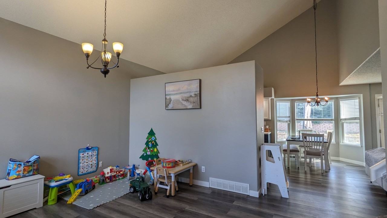 7126 Grand Prairie Dr - Photo 4 of 37