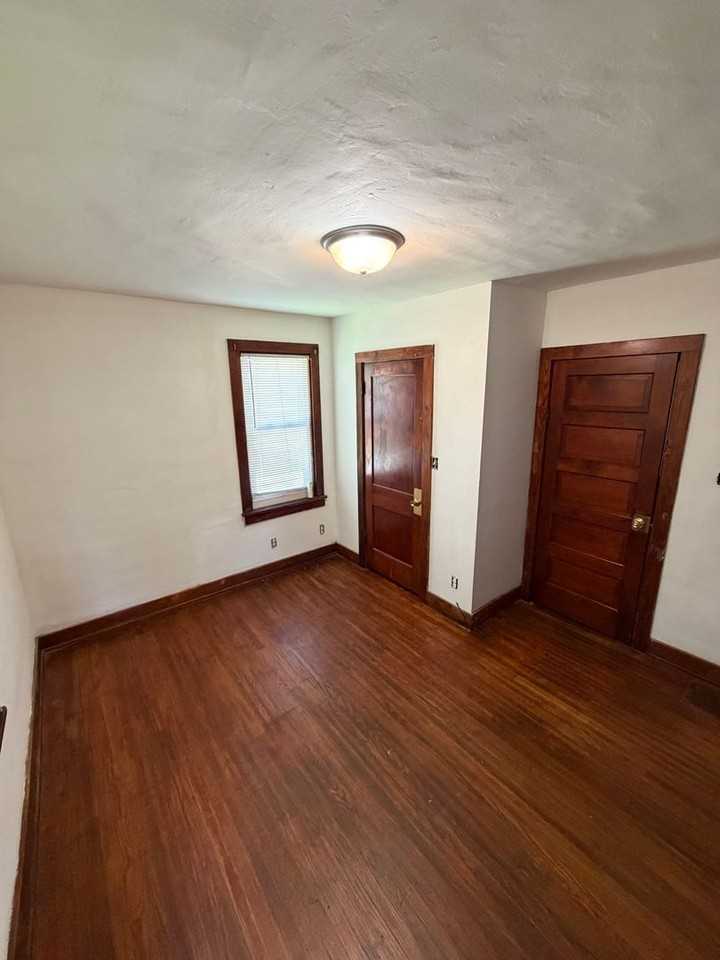 1011 N 12th St - Photo 3 of 6