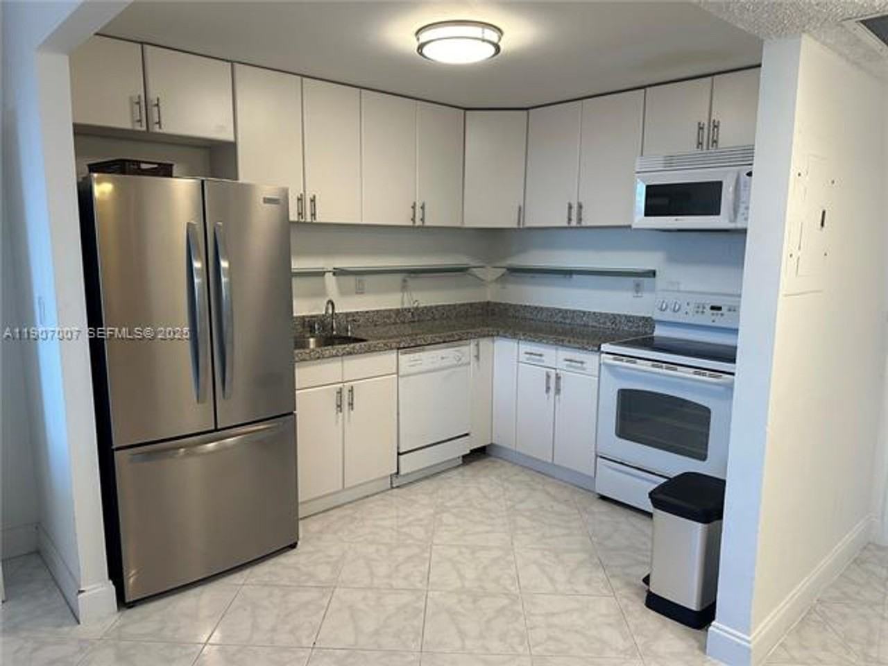 2301 2301 Collins Ave appt 737 - Photo 3 of 32