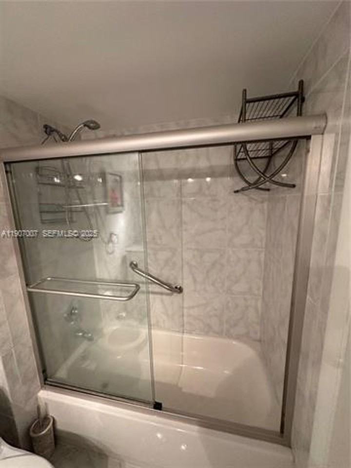 2301 2301 Collins Ave appt 737 - Photo 5 of 32