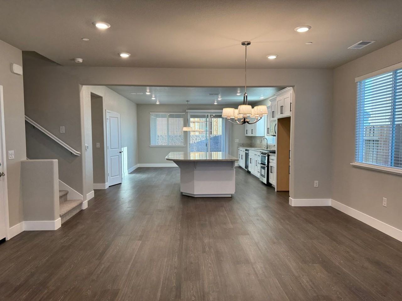 903 Mirage Ln - Photo 3 of 8