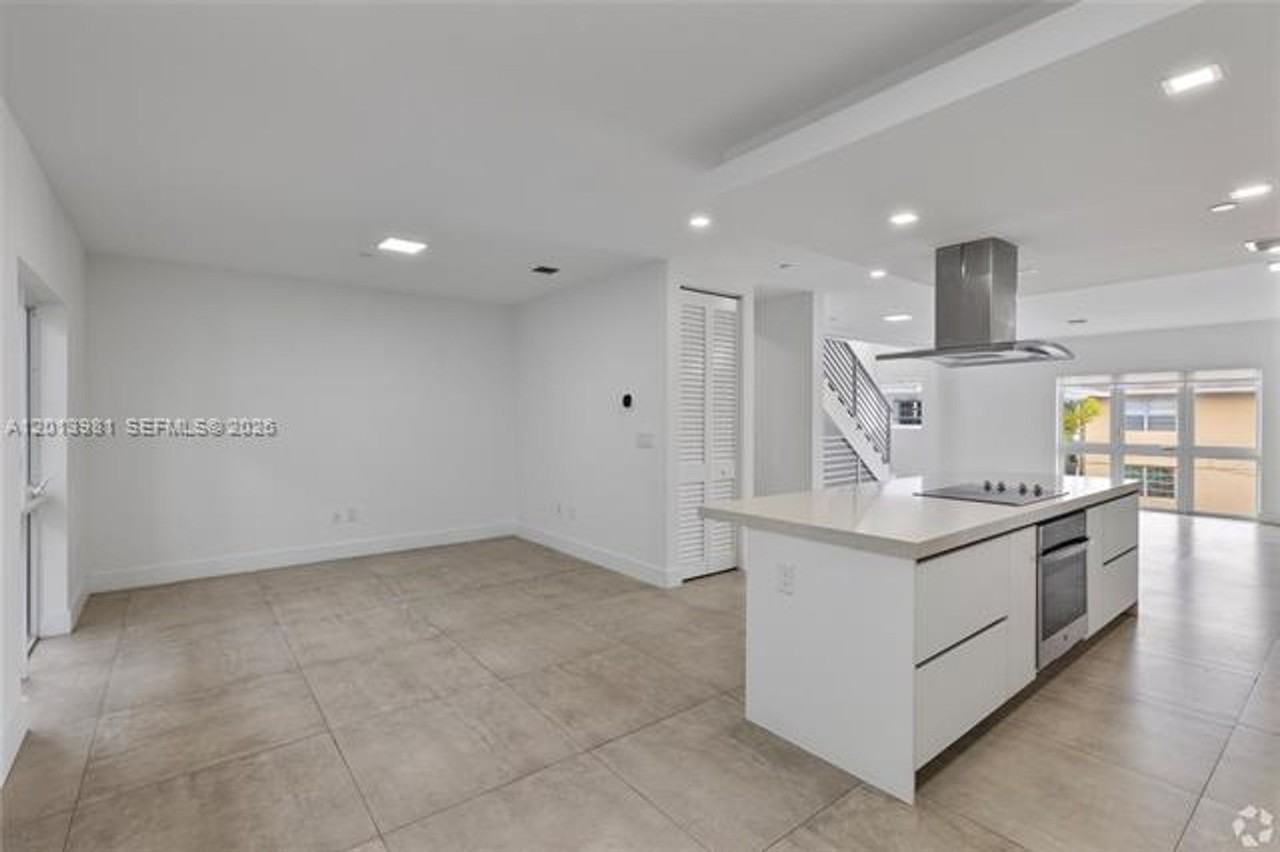 434 434 SW 10th St th A - Photo 3 of 23