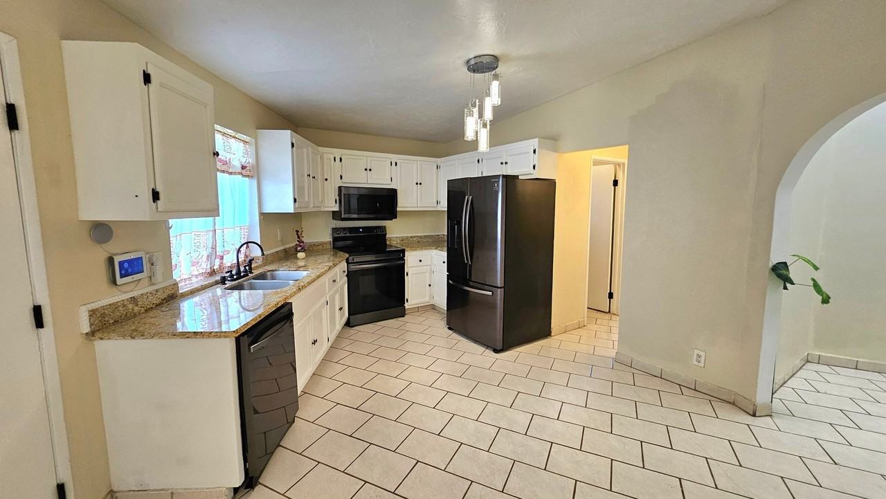 9610 Oleander Ave - Photo 3 of 19