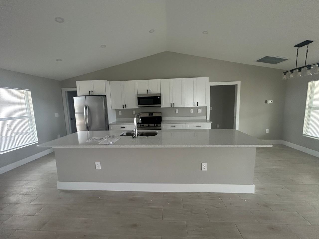 2524 Ne 1st Pl - Photo 2 of 23