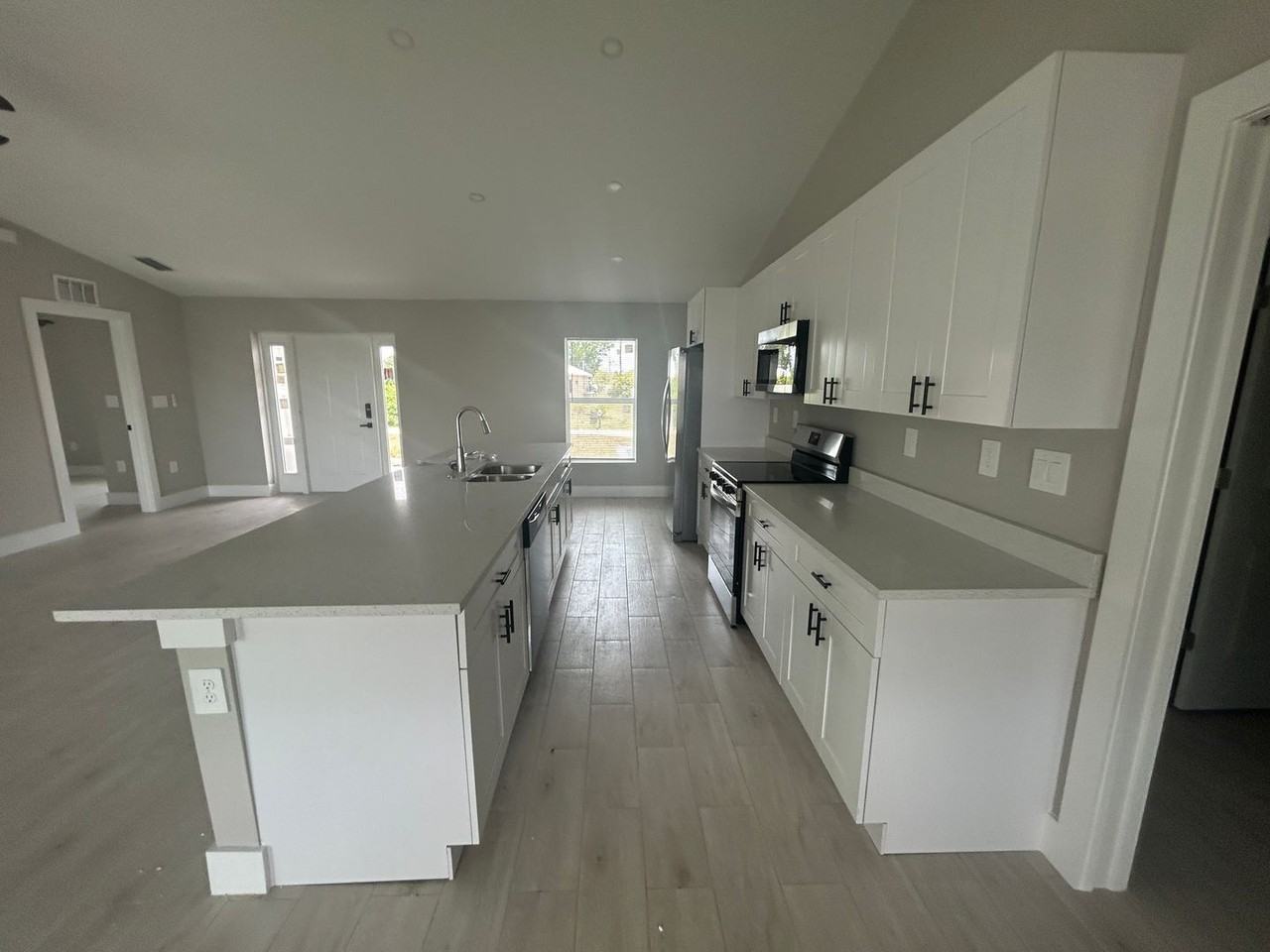 2524 Ne 1st Pl - Photo 4 of 23