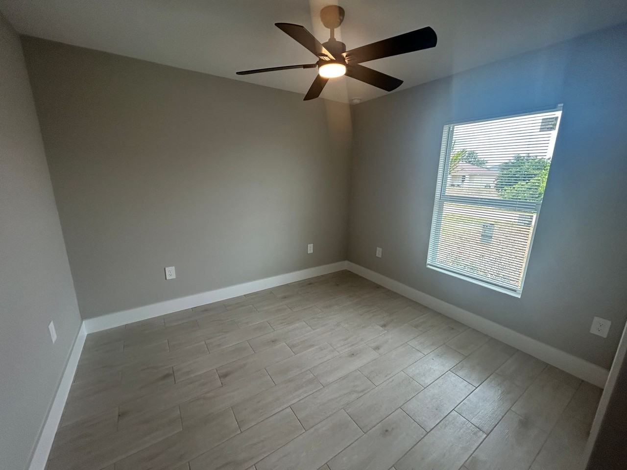 2524 Ne 1st Pl - Photo 5 of 23