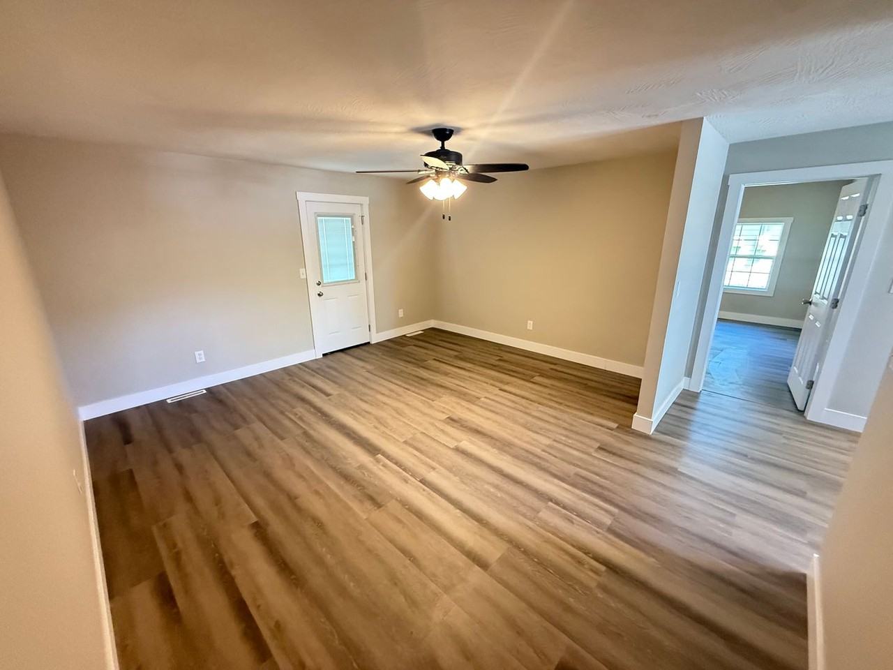 201 E Hall St - Photo 5 of 23
