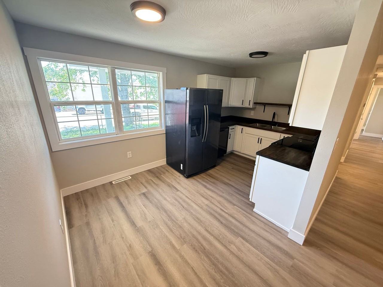 201 E Hall St - Photo 7 of 23