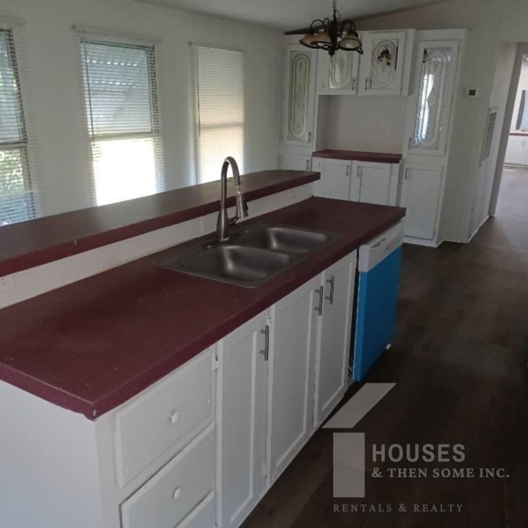 210 Douglas St - Photo 3 of 21