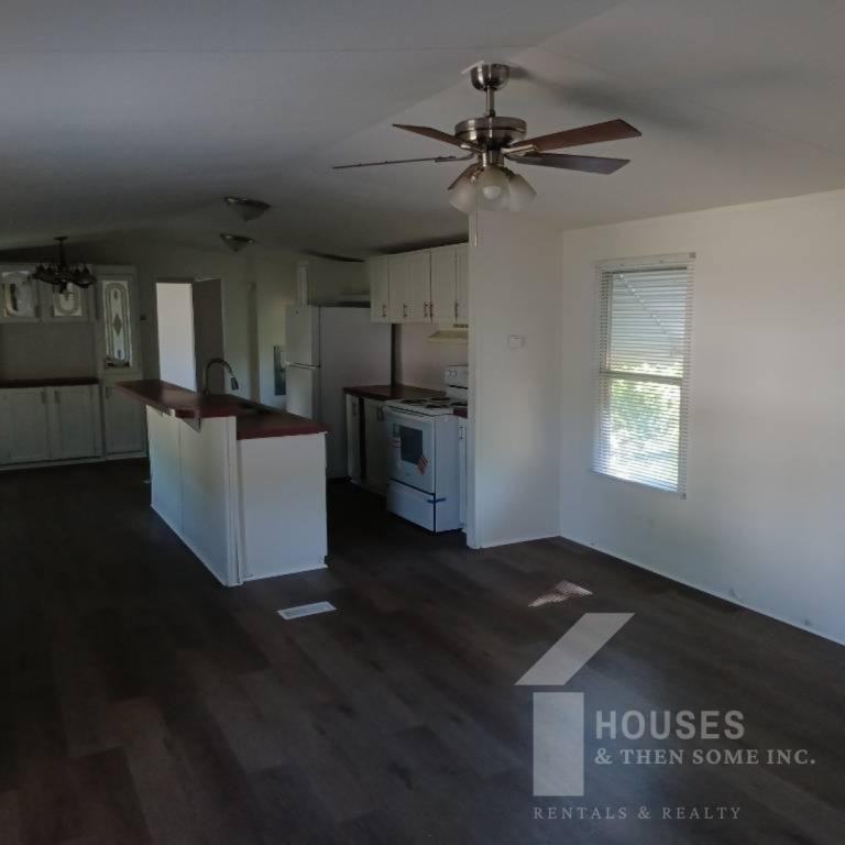 210 Douglas St - Photo 6 of 21