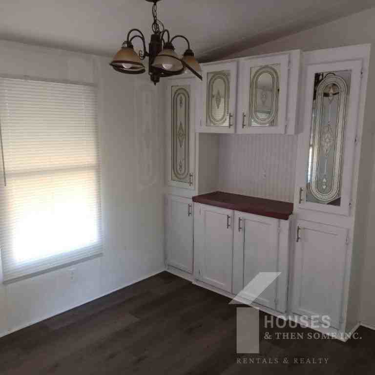 210 Douglas St - Photo 7 of 21