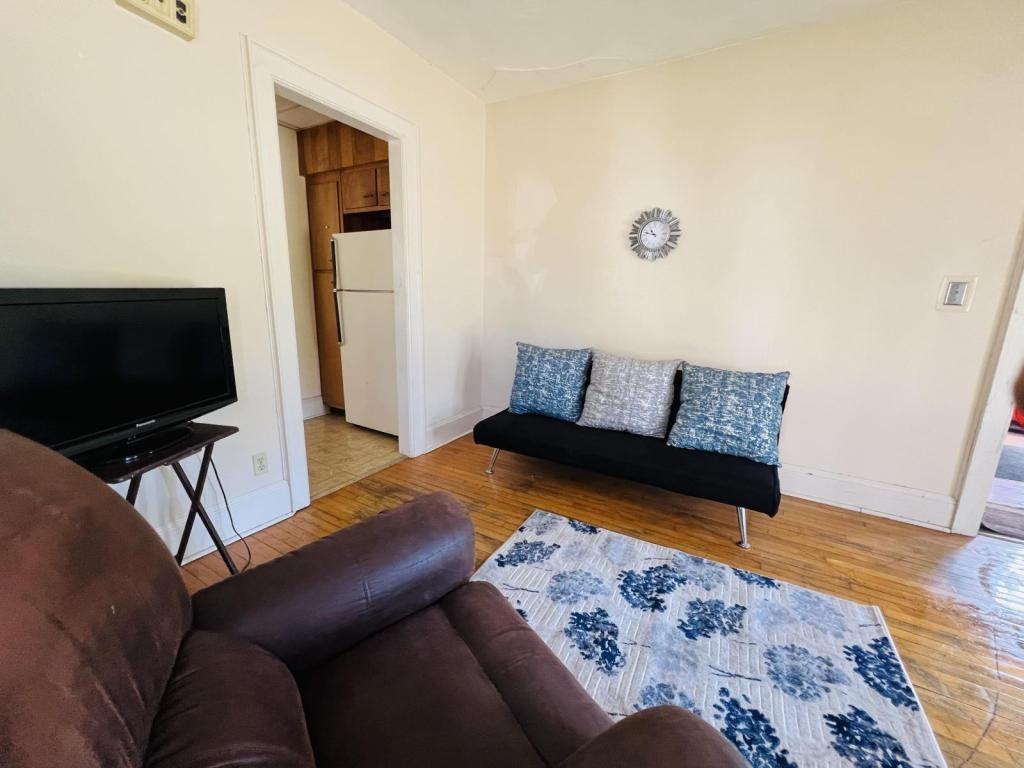 31 Pleasant St - Photo 2 of 11