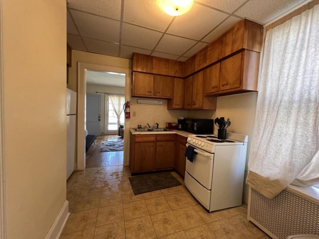 31 Pleasant St - Photo 3 of 11
