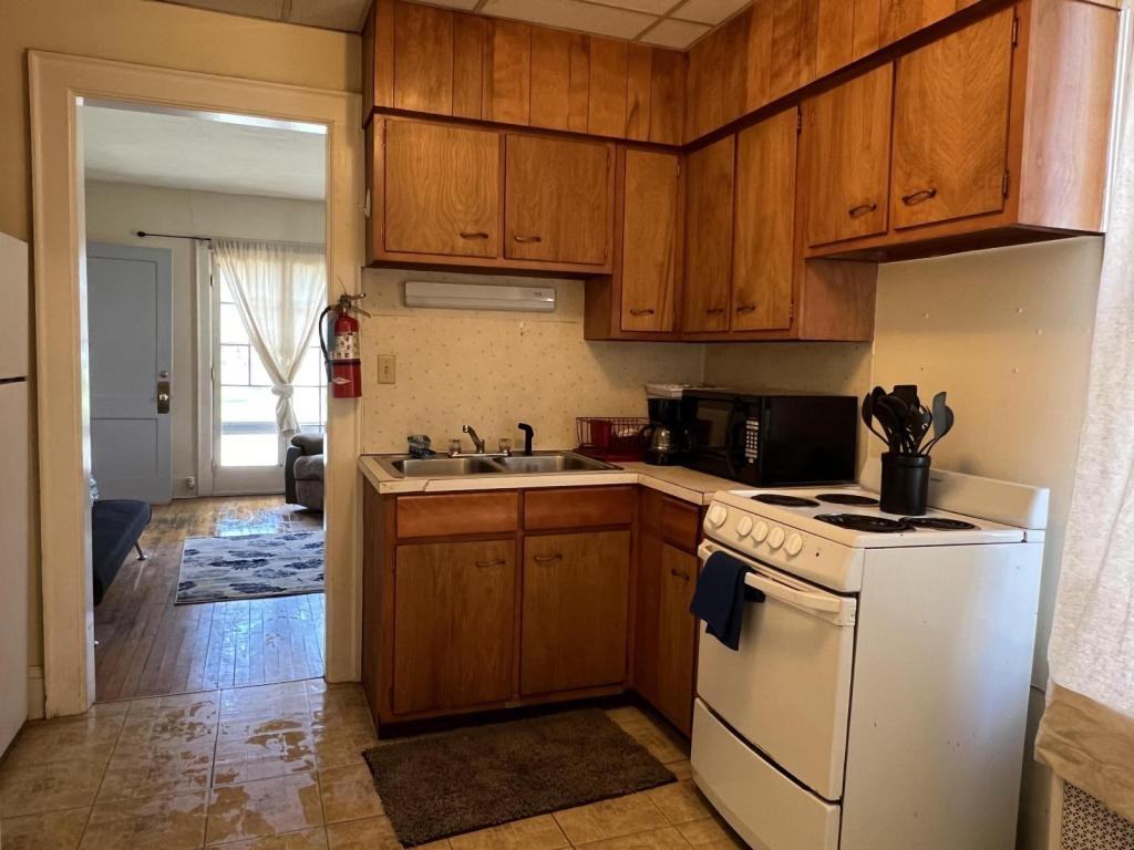 31 Pleasant St - Photo 4 of 11