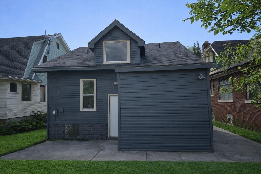 2530 Fullerton St - Photo 3 of 18