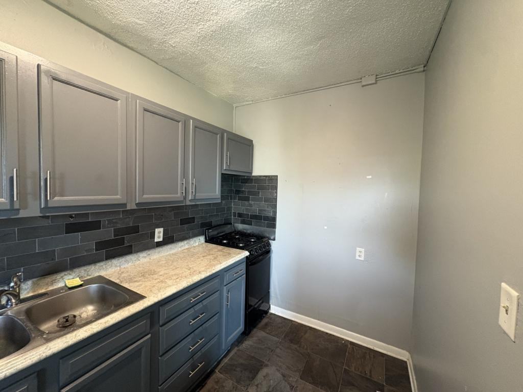 933 18th St - Photo 3 of 7