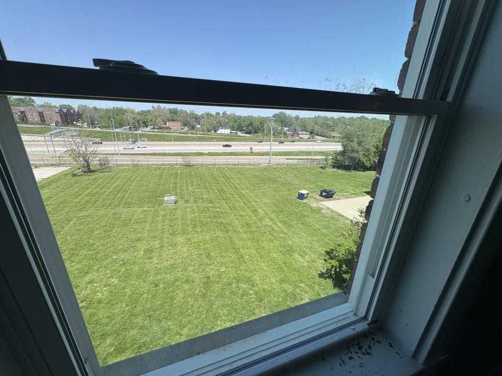 933 18th St - Photo 4 of 7