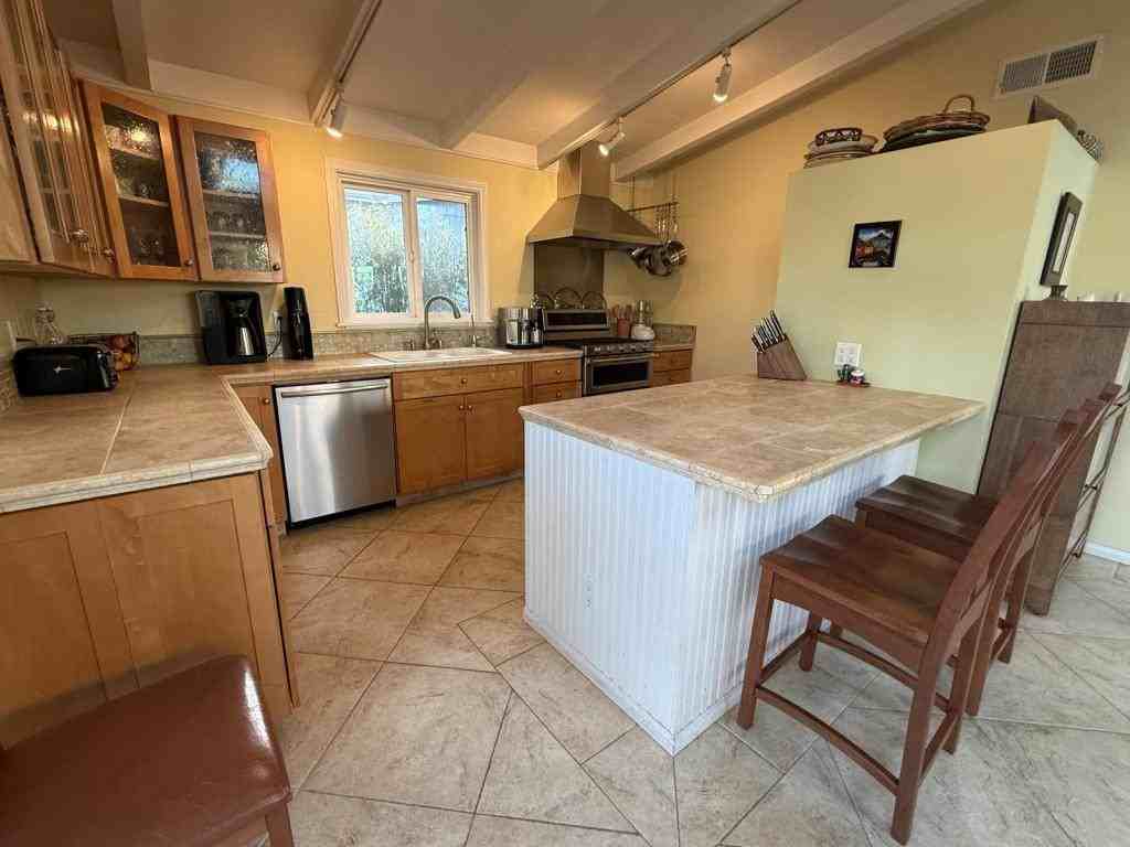 318 Palisades Dr - Photo 2 of 6
