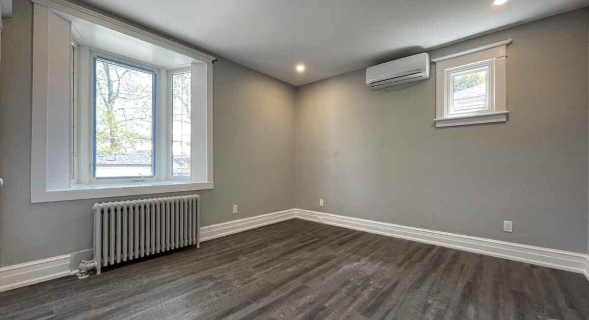 11 Grosvenor Ave S - Photo 2 of 14