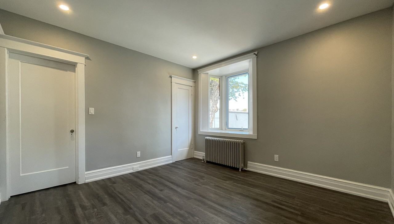 11 Grosvenor Ave S - Photo 3 of 14