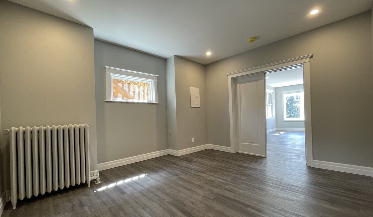 11 Grosvenor Ave S - Photo 5 of 14