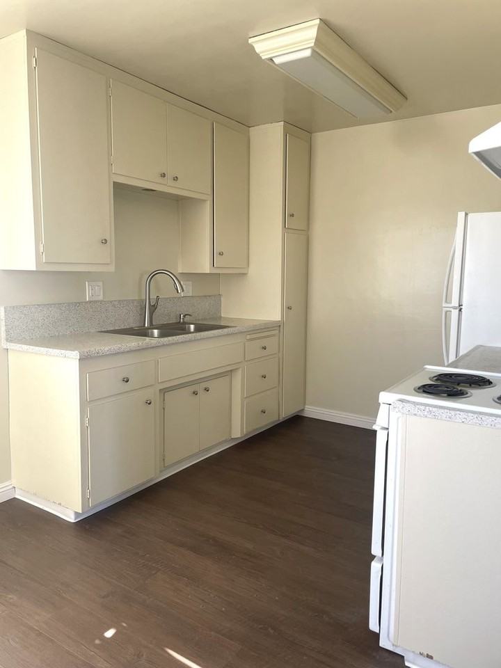 2630 Linden Ave - Photo 4 of 9