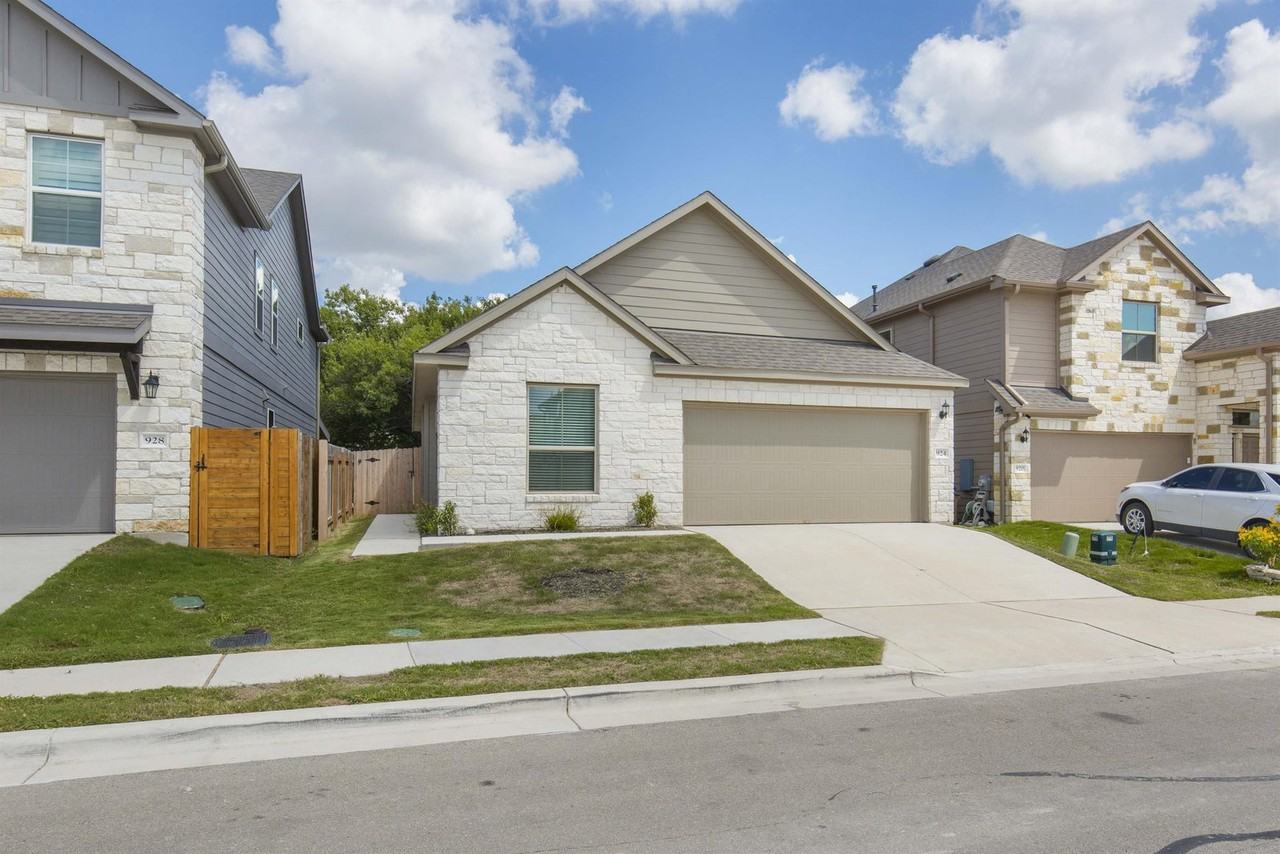 924 Falkland Trce - Photo 2 of 48