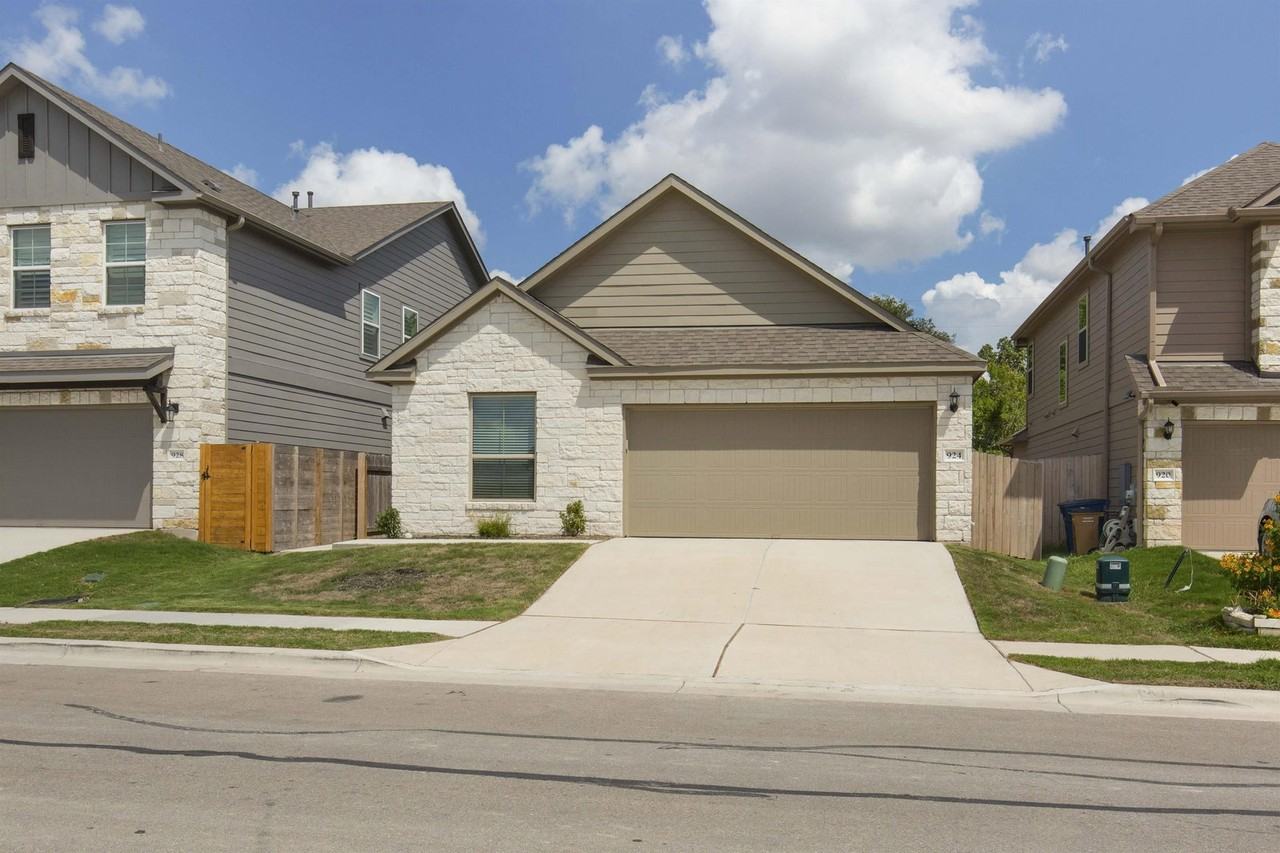 924 Falkland Trce - Photo 3 of 48