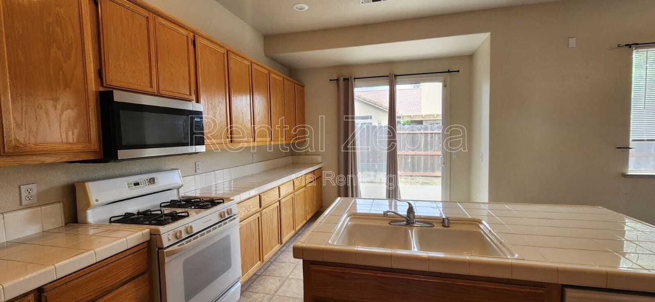 3795 Swan Ave - Photo 4 of 22