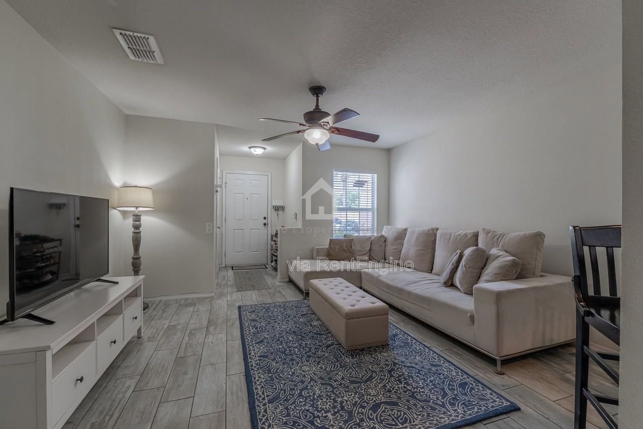 5095 Dominica Dr - Photo 4 of 32