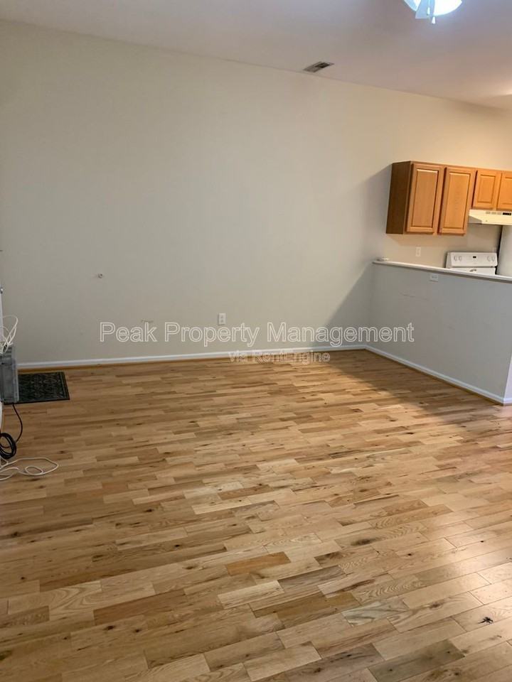 1110 W Main St #4 - Photo 5 of 8