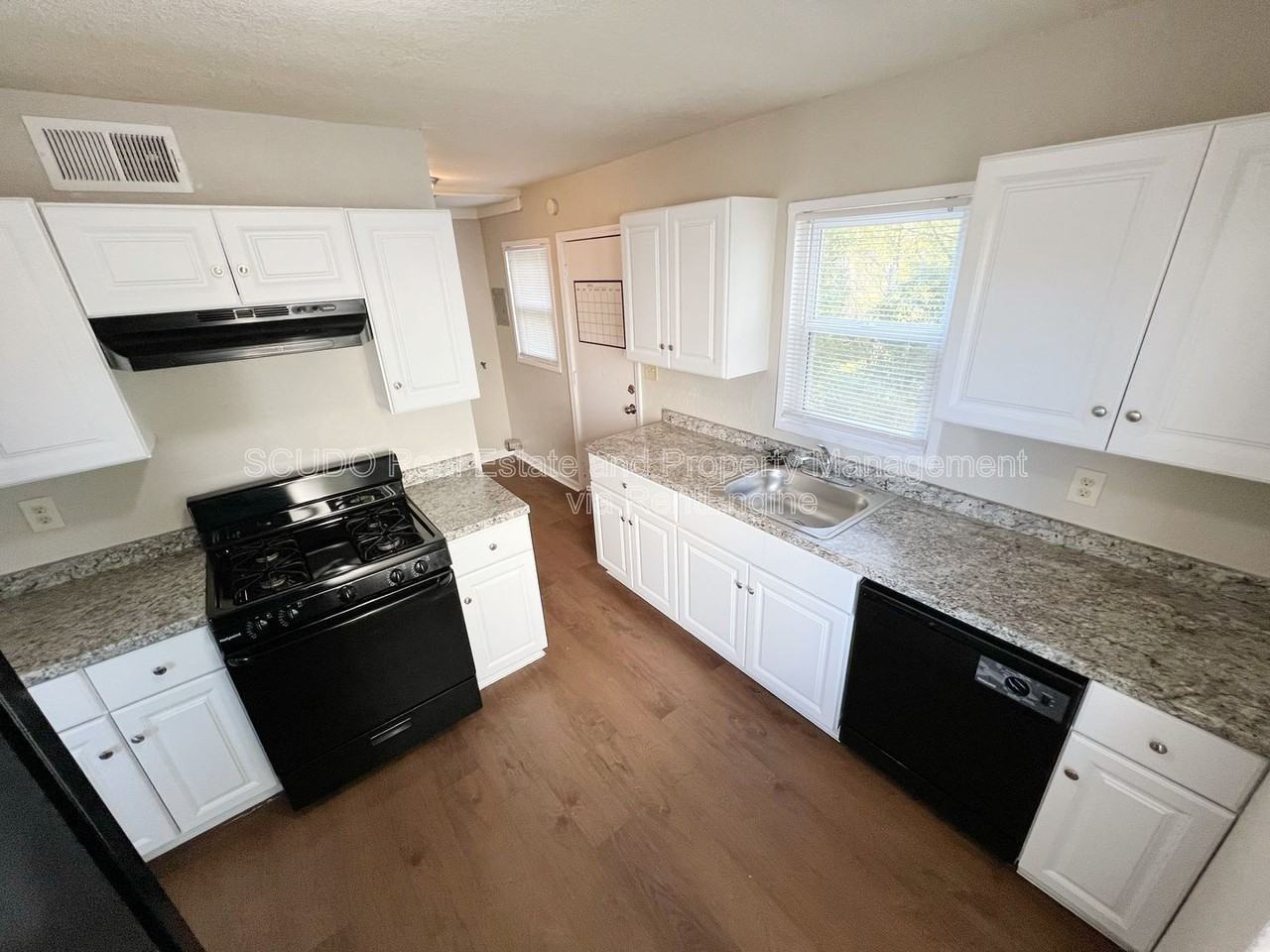 9512 Charlotte St - Photo 2 of 13