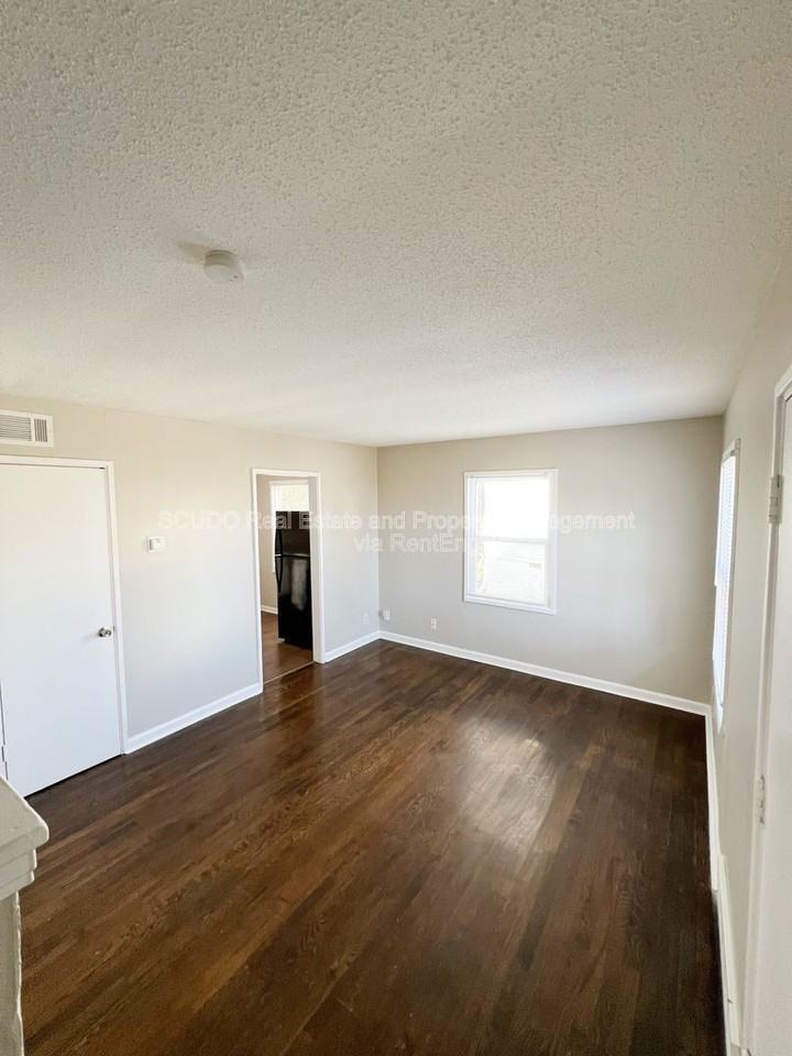 9512 Charlotte St - Photo 4 of 13