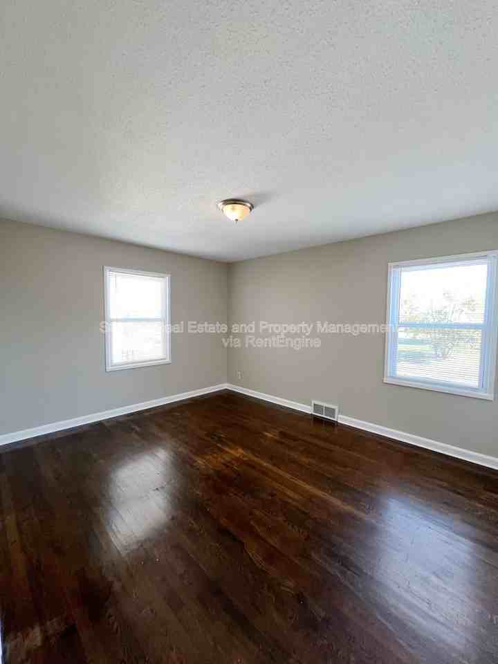 9512 Charlotte St - Photo 5 of 13