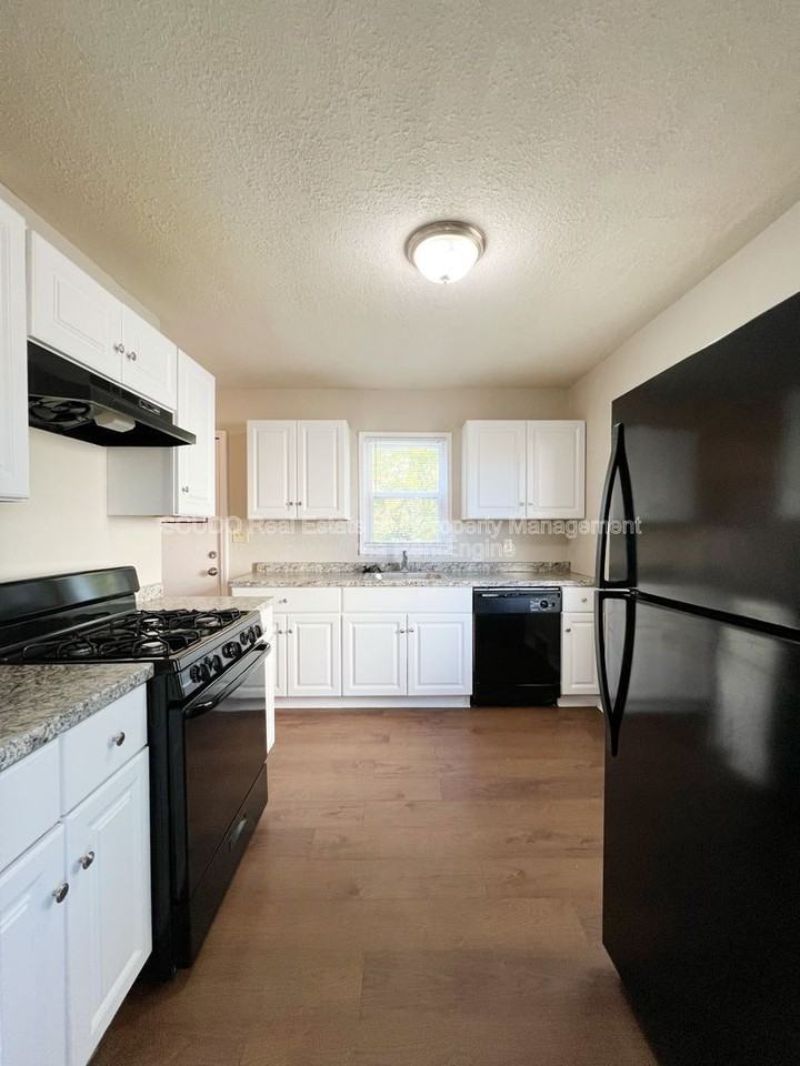 9512 Charlotte St - Photo 6 of 13