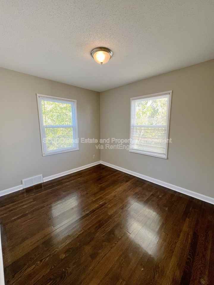 9512 Charlotte St - Photo 7 of 13