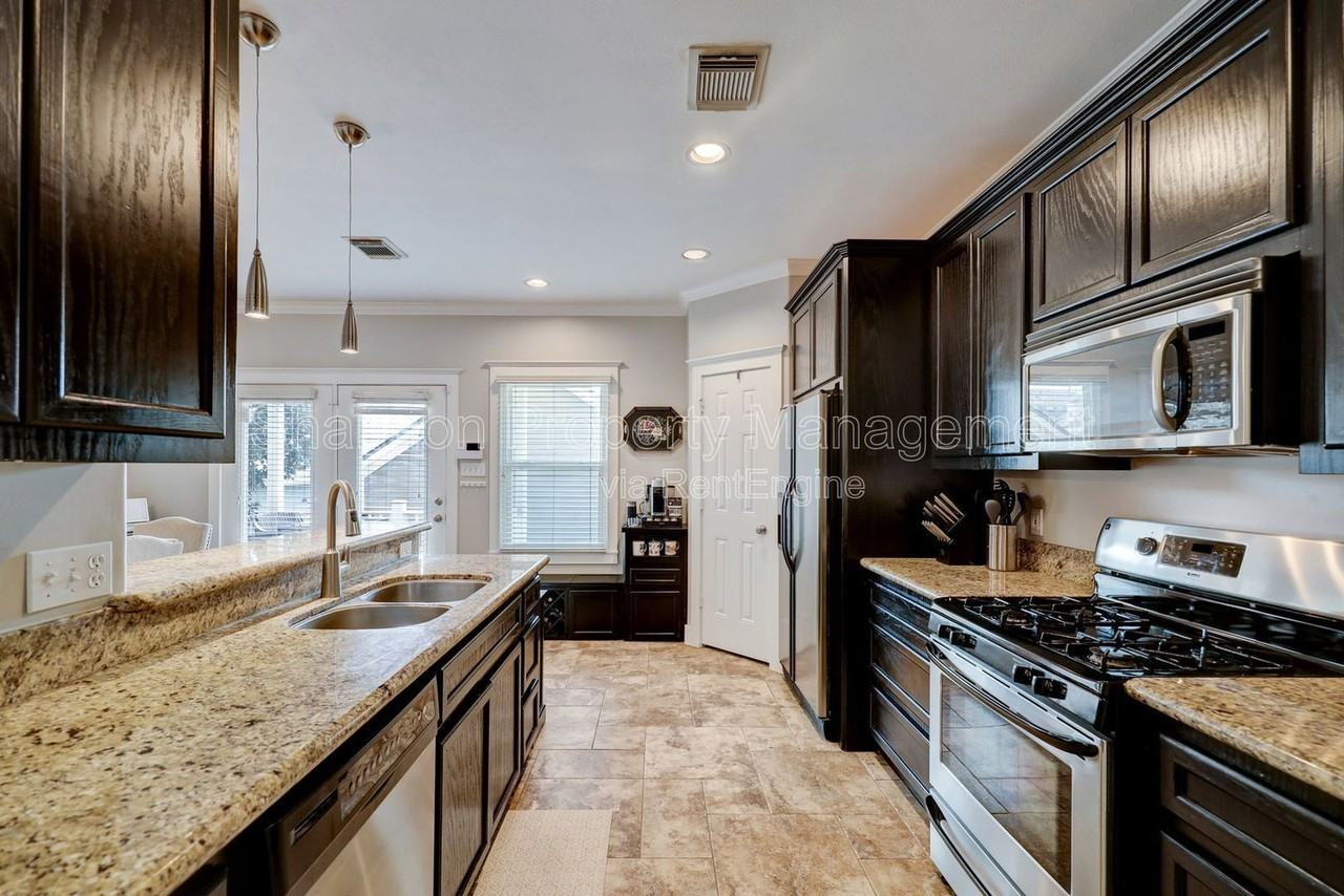 1025 W 15th 1/2 St - Photo 5 of 15