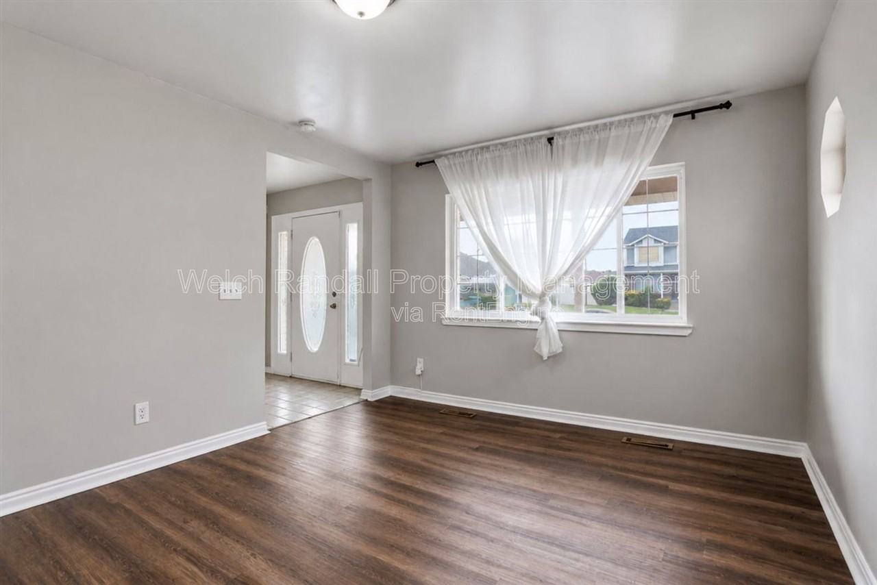 9527 S Newkirk St - Photo 4 of 36