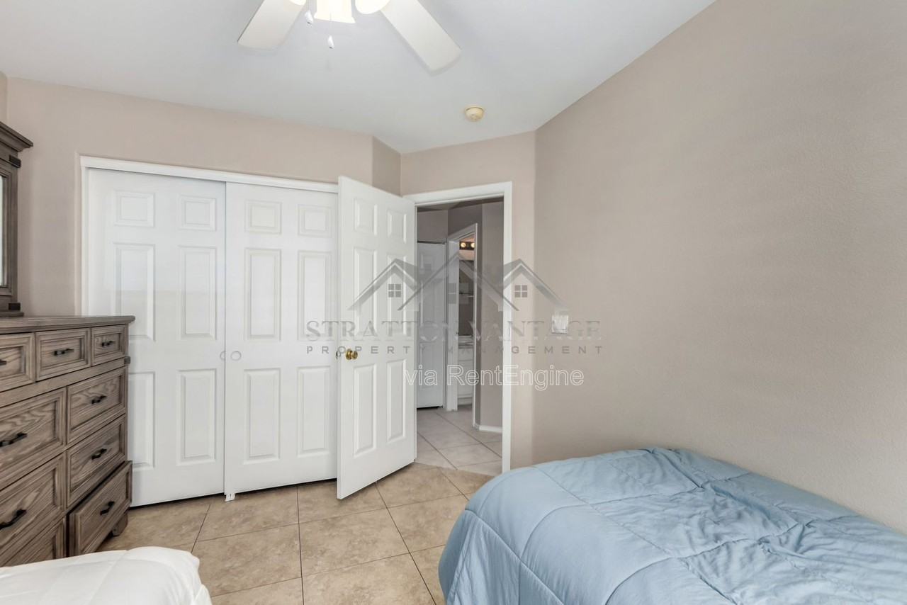 6631 E Rhodes St - Photo 5 of 27